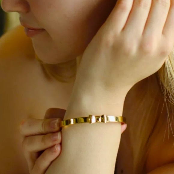 3/$30 FUC Kate Spade Take a Bow Gold Bangle Bracelet With Gold Bow - Picture 2 of 8